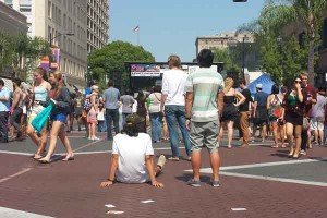 MMP-Crowd-on-Colorado-Boulevard