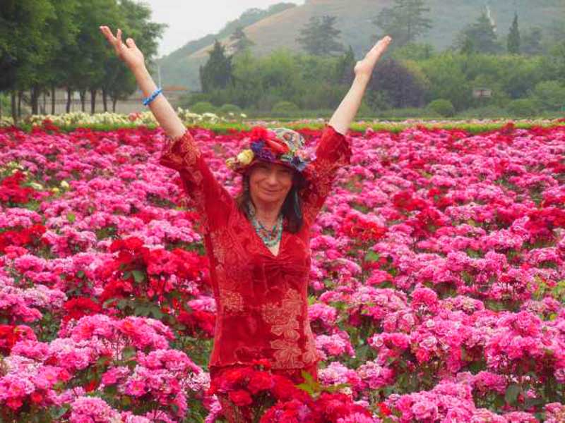 Kathabela and Roses in Xian, China (Photo - Rick Wilson).